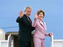 US-Präsident George W. Bush bei seiner Ankunft mit der First Lady.