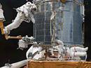 Mission erfüllt: Die Astronauten John Grunsfeld und Andrew Feustel haben nach einer siebenstündigen Reparatur «Hubble» wieder fit gemacht.