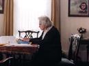Miep Gies beim Lesen ihrer Post 2001.