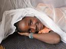 Dank des Moskitonetzes bleibt dieses Kind von Malaria verschont.