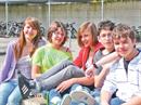 Schweizer Jugendliche treffen sich in ihrer Freizeit am liebsten mit Freunden.
