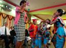 Michelle tanzt mit Schülern der Holy Name High School in Mumbai.