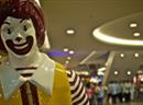 Im Kampf gegen Fettleibigkeit bei Kindern wollen Ärzte in den USA nun Ronald McDonald verbieten lassen.