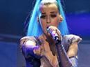 Sängerin Katy Perry hat schon einiges ausprobiert, um trendy zu wirken.