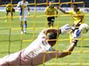 Roman Bürki hält den Penalty von Moreno Costanzo.
