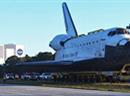 Auf dem Spezialtransporter wird die Raumfähre zum Museum gebracht.