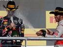 Sebastian Vettel und Lewis Hamilton feiern auf dem Podest.