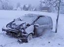 Bei einem Selbstunfall in Uesslingen TG kam eine Autolenkerin mit ihrem Auto von der mit Schneematsch bedeckten Strasse ab und krachte in einen Baum.