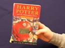 Eine Harry-Potter-Erstausgabe mit 22 Originalzeichnugen von J.K. Rowling wurde versteigert.