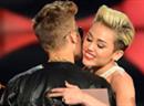 Die beiden Teeniestars Justin Bieber und Miley Cyrus versuchen sich gegenseitig durch eine schwere Zeit zu helfen und wollen das auch musikalisch festhalten.