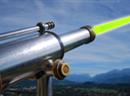 Die hochenergetischen Laserpulse ionisieren die Luft. (Symbolbild)