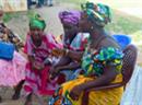 Die Mithilfe von Grossmüttern und älteren Frauen, hier bei einem Workshop in Senegal, ist massgebend, wenn es darum geht, Mädchen eine Zukunft ohne Genitalverstümmelung und Zwangsheirat zu ermöglichen.