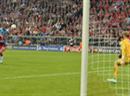 Bayerns Jerome Boateng trifft zum 1:0 gegen Torwart Joe Hart.