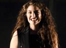 Popstar Lorde findet es toll, dass sie bei ihren Auftritten jedes Mal etwas dazulernen kann.