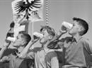 Drei Ovo-trinkende Buben bei den eidgenössischen Kadettentagen, Aarau 11. September 1949.