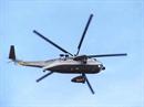 Drei Helikopter setzten Mitglieder einer Spezialeinheit auf dem Dach ab.