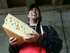 Ben Roethlisberger mit einem Stück Emmentaler Käse.