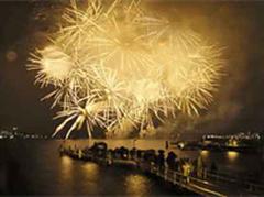In der Schweiz wurde das neue Jahr mit Glockengeläut und Feuerwerk begrüsst.