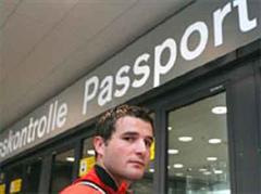 Alex Frei bei der Passkontrolle.