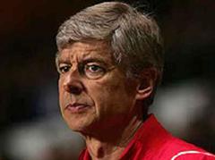 Arsenals Trainer Arsene Wenger schaut kritisch.