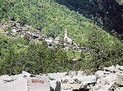 Arvigo mit Granit-Steinbruch im Val Calanca.