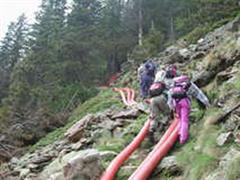 Mit Wasserleitungen werden riesige Wassermengen in den Berg gepumpt.