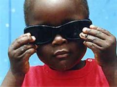 Kinder sollten zum Schutz ihres Augenlichtes vom Alter von drei bis vier Jahren an Sonnenbrillen tragen.