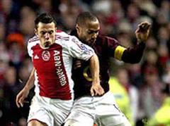 Für Ajax wehrt er sich nicht mehr gegen Thierry Henry, denn: Johnny Heitinga wechselt für 10 Millionen Euro nach Madrid.