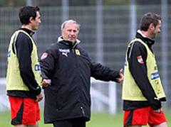 Martin Stranzl, Trainer Josef Hickersberger und Martin Hiden heute im Training.