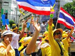 Die PAD hatte sich ursprünglich gegen den früheren Regierungschef Thaksin Shinawatra formiert und zu dessen Sturz 2006 beigetragen.
