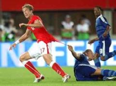 Nationalspieler Mark Janko an der EURO 2008 gegen Frankreichs Philippe Mexes.
