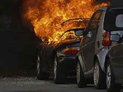 Die Autos wurden von Linksautonomen in Brand gesetzt. (Archivbild von einer Brandstiftung am 1. Mai in Zürich)