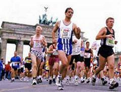 Der Berlin Marathon führte durchs symbolträchtige Brandenburger Tor.