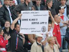 Bayern-Fans mit einem Transparent «Danke Klinsi, Servus Jupp».