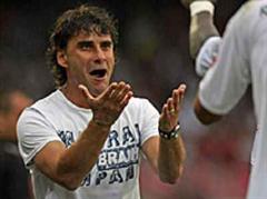 Sions Trainer Didier Tholot will sich beim Torschützen zum 1:0 Dabo bedanken.