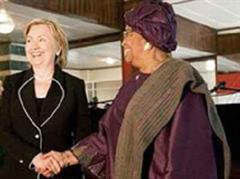 Hillary Clinton gegen Ende ihrer Afrika-Reise mit der Präsidentin Liberias Ellen Johnson-Sirleaf.