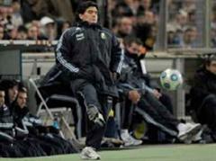 Trainer Diego Maradona würde wohl am liebsten selbst ins Spiel eingreifen - im Sturm liegen die Probleme aber nicht. (Archivbild)