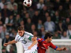 Wolfsburgs Alexander Madlung gegen Moskaus Alan Dzagoev.