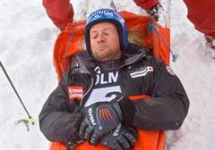Der Österreicher Stephan Eberharter lässt sich verletzt ins Tal fahren.