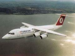 Ein Flugzeug des Typs British Aerospace RJ-100 der Turkish Airlines.