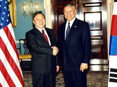 Auch zu Südkorea plegt die USA momentan enge Kontakte, hier Powell mit Süd-Koreas Dai Chul Chyung.