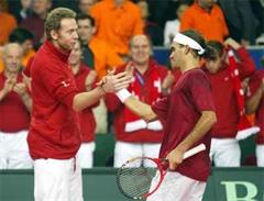 Roger Federer und Davis Cup Captain Marc Rosset.