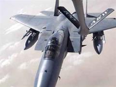 Ein F-15C Eagle der US-Luftwaffe wird aufgetankt.