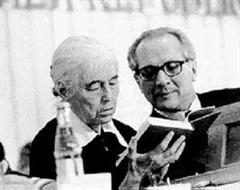 Anna Seghers hier mit dem Vorsitzenden des Zentralkomitees der SED Erich Honecker.