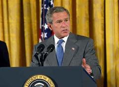 Präsident George W. Bush schiebt Verantwortung auf CIA.