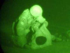 US-Soldat durchsucht einen Iraker in der nächtlichen Operation.