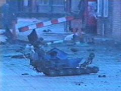Trümmer nach dem Anschlag auf das BBC Zentrum im März 2001.