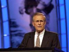 Donald Rumsfeld will im gesamten Nahen und Mittleren Osten Präsenz markieren. (Archiv)