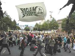 Reclaim the Streets wird weltweit organisiert: Hier eine Reclaim The Streets-Aktion in Finnland.