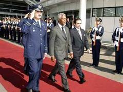 Annan befindet sich derzeit auf einer Südamerika-Reise bis zum 15.November 2003. Bild: Annan bei seiner Ankunft in Santiago, Chile.